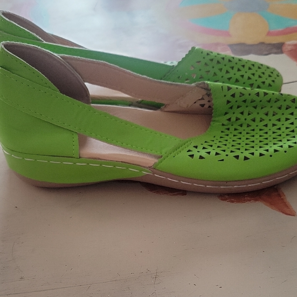 Women's Green Cutout Flats 8.5
